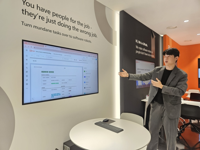 [기사] 복잡한 문서 검증도 클릭 한번으로…유아이패스, AI 기반 ‘오토파일럿’ 출...